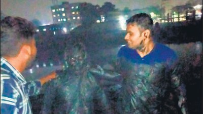 Boss’ order: API jumps into creek to nab NDPS accused Boss’ order: API jumps into creek to nab NDPS accused