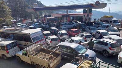 A day after chaos on Shimla streets due to the oil tankers’ strike (in pic), private bus operators decided to keep their vehicles off the road, causing inconvenience to residents on Wednesday. (Deepak Sansta/HT) A day after chaos on Shimla streets due to the oil tankers’ strike (in pic), private bus operators decided to keep their vehicles off the road, causing inconvenience to residents on Wednesday. (Deepak Sansta/HT)