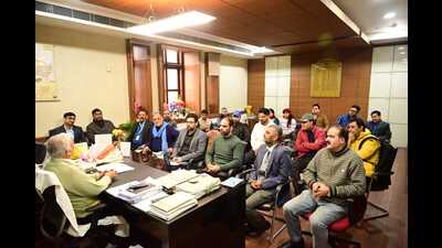 Additional chief secretary (agriculture) Devesh Chaturvedi with journalists from Jammu and Kashmir who were attending a meet in Lucknow on Wednesday. (Sourced)