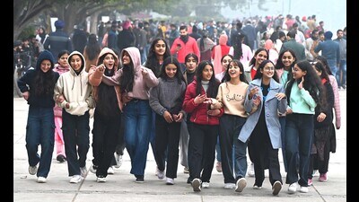As per the India Meteorological Department (IMD), chances of moderate to dense fog will continue on Thursday and Friday but clear skies are likely again over the weekend in Chandigarh. (HT File)