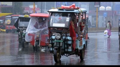 Commuters brave rains on a chilly day in Prayagraj on Wednesday. (Anil Kumar Maurya/HT) Commuters brave rains on a chilly day in Prayagraj on Wednesday. (Anil Kumar Maurya/HT)