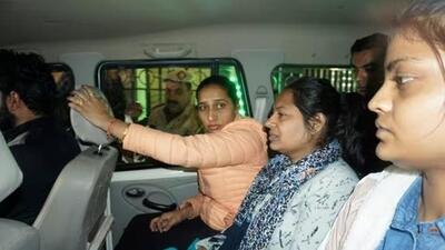 Neelam Azad (centre) (File) Neelam Azad (centre) (File)