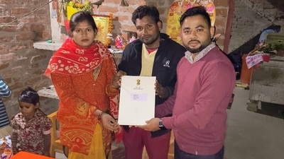 Ujjwala beneficiary Meera Manjhi and family holding the letter written to them by the PM. (ANI) Ujjwala beneficiary Meera Manjhi and family holding the letter written to them by the PM. (ANI)