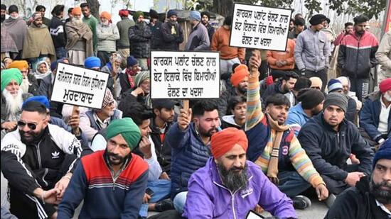 Residents of Rasulpur, Nooorpur Bet, Khaira Bet among other villages staging a sit-in during the protest in Ludhiana. (HT Photo)