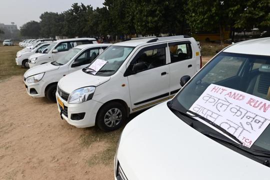 Cab drivers put up posters on their vehicles against the harsher penalties for hit-and-run offences in the new crime code. (Ravi Kumar/HT)