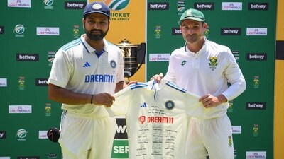 India's Rohit Sharma (L) presents South Africa's Dean Elgar (R) with a shirt signed by the India team at Newlands (AFP) India's Rohit Sharma (L) presents South Africa's Dean Elgar (R) with a shirt signed by the India team at Newlands (AFP)