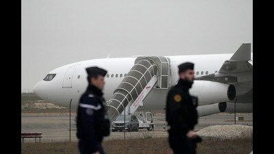 Flight from France: Deportees ‘hesitant’ to reach out, say cops (AP)