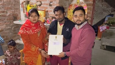 Ujjwala beneficiary Meera Manjhi and family holding the letter written to them by the PM Narendra Modi. (ANI) Ujjwala beneficiary Meera Manjhi and family holding the letter written to them by the PM Narendra Modi. (ANI)