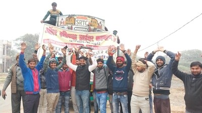 Truckers protesting on Agra-Lucknow Expressway in Mainpuri. (HT) Truckers protesting on Agra-Lucknow Expressway in Mainpuri. (HT)