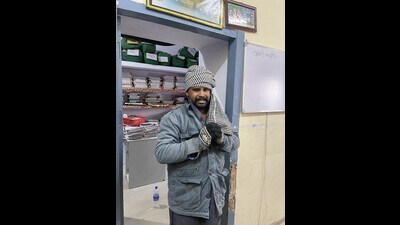 Two months after Noida police arrested five people and booked YouTuber Elvish Yadav for allegedly providing snake-venom opioids at a party in Noida, local police on Thursday arrested a Ludhiana resident near Kharar bus stand and recovered seven snakes including four cobras and three rat snakes from him. (HT Photo) Two months after Noida police arrested five people and booked YouTuber Elvish Yadav for allegedly providing snake-venom opioids at a party in Noida, local police on Thursday arrested a Ludhiana resident near Kharar bus stand and recovered seven snakes including four cobras and three rat snakes from him. (HT Photo)