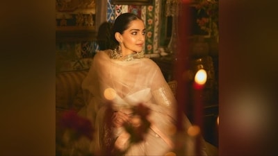 Assisted by makeup artist Namrata Soni, Sonam got decked up in kohl eyes, winged eyeliner, mascaraed lashes, contoured cheeks, a glowing highlighter and a shade of glossy pink lipstick. (Instagram/@sonamkapoor) Assisted by makeup artist Namrata Soni, Sonam got decked up in kohl eyes, winged eyeliner, mascaraed lashes, contoured cheeks, a glowing highlighter and a shade of glossy pink lipstick. (Instagram/@sonamkapoor)