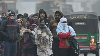 The IMD also issued a health advisory to the public warning against lung-related health impacts due to dense fog and cold wave.&nbsp; (HT Photo/Sanjeev Verma)
