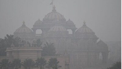 As per Central Pollution Control Board (CPCB) data, the air quality in several parts of Delhi remained in the 'very poor' category on Thursday.&nbsp; (HT Photo/Sanjeev Verma)