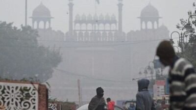 As per India Meteorological Department data, the cold wave continues to tightened its grip over Delhi-NCR with the minimum temperature recorded at 7.3 degrees on Thursday morning.&nbsp; (HT Photo/Sanjeev Verma)