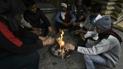 "Dense fog contains particulate matter and other pollutants and in case exposed it gets lodged in the lungs, clogging them and decreasing their functional capacity which increases episodes of wheezing, coughing and shortness of breath," the IMD said.&nbsp; (HT Photo/Sanjeev Verma)