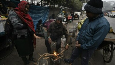 The maximum temperature is expected to be around 15 degrees in the national capital today and the fog conditions are likely to decrease in the next two days, the IMD said. (HT Photo/Sanjeev Verma)