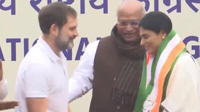 YS Sharmila (R), Congress president Mallikarjun Kharge and senior party leader Rahul Gandhi.