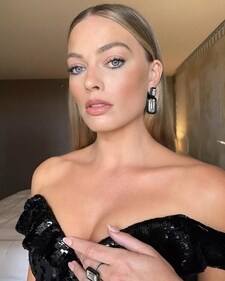 Margot Robbie goes for a classy yet natural eye makeup look Margot Robbie goes for a classy yet natural eye makeup look