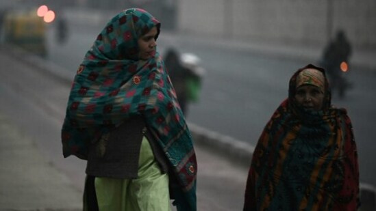 "Fog conditions observed (at 0830 hours IST of today): Very Dense fog over Jammu, Punjab, Haryana-Chandigarh, West Rajasthan,Uttar Pradesh, Bihar; Dense Fog over Delhi, Uttarakhand, East rajasthan, East Madhya Pradesh and Tripura and Moderate Fog over West MP, Odisha and Manipur. India" Meteorological Department (IMD) said.&nbsp;(HT Photo/Sanjeev Verma)