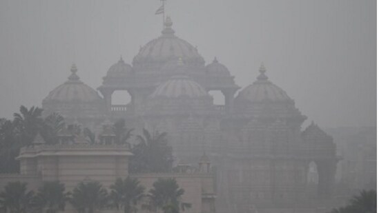 As per Central Pollution Control Board (CPCB) data, the air quality in several parts of Delhi remained in the 'very poor' category on Thursday.&nbsp;(HT Photo/Sanjeev Verma)