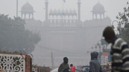 As per India Meteorological Department data, the cold wave continues to tightened its grip over Delhi-NCR with the minimum temperature recorded at 7.3 degrees on Thursday morning.&nbsp;(HT Photo/Sanjeev Verma)