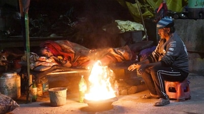 People sitting around bonfire to protect themselves from cold wave during winter season in Patna, Bihar (File) (HT Photo/Santosh Kumar)