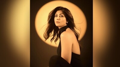 Shilpa's make-up look features a nude eyeshadow, mascara lashes, winged eyeliner, darkened brows, contoured cheeks, luminous highlighter and a nude lipstick. (Instagram/@theshilpashetty)