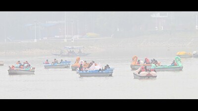 Chances of below average day temperature and dense fog are likely to continue for the next two days as well. (Keshav Singh/HT) Chances of below average day temperature and dense fog are likely to continue for the next two days as well. (Keshav Singh/HT)