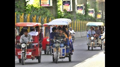E-rickshaws, the three-wheelers that run at a speed of 25kmph. (Sunil Ghosh/HT file photo) E-rickshaws, the three-wheelers that run at a speed of 25kmph. (Sunil Ghosh/HT file photo)