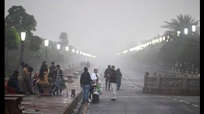 People out on a wet, cold and foggy evening at Marine Drive, in Lucknow, on Friday. (Deepak Gupta/HT) People out on a wet, cold and foggy evening at Marine Drive, in Lucknow, on Friday. (Deepak Gupta/HT)