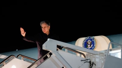 US Secretary of State Antony Blinken waves before boarding an aircraft at Joint Base Andrews, Maryland, to travel to the Middle East on January 4, 2024, amid the ongoing battles between Israel and the Palestinian group Hamas. (Photo by EVELYN HOCKSTEIN / POOL / AFP) (AFP) US Secretary of State Antony Blinken waves before boarding an aircraft at Joint Base Andrews, Maryland, to travel to the Middle East on January 4, 2024, amid the ongoing battles between Israel and the Palestinian group Hamas. (Photo by EVELYN HOCKSTEIN / POOL / AFP) (AFP)