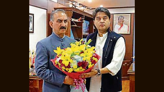 Himachal CM Sukhvinder Singh Sukhu with Union minister Jyotiraditya Scindia in New Delhi on Friday. (HT Photo)