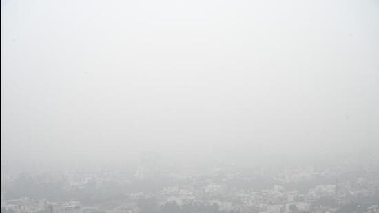 The upper-level fog remains dense usually when the wind speed is slow at the transport level. (HT PHOTO)