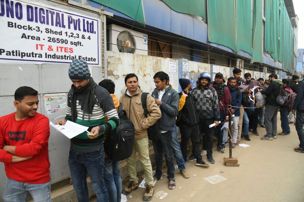 SBI Clerk Prelims 2024 Exam: Aspirants waiting outside exam centre (Santosh Kumar )