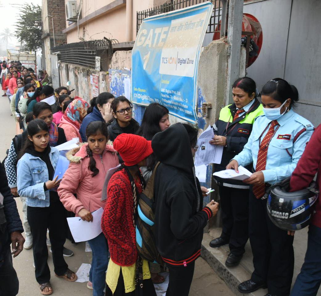 SBI Clerk Prelims 2024: Students wait outside exam centre  (Santosh Kumar )