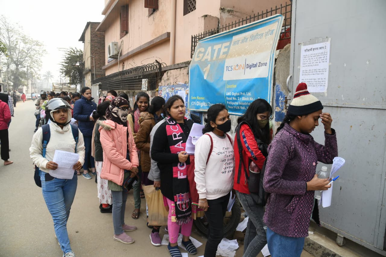 SBI Clerk Prelims Shift 3 begins (Santosh Kumar )