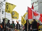 Supporters hold pro-independence Khalistan flags during a protest outside India's consulate, a week after Canada's Prime Minister Justin Trudeau raised the prospect of New Delhi's involvement in the murder of Sikh separatist leader Hardeep Singh Nijjar, in Vancouver, British Columbia, Canada September 25, 2023.  REUTERS/Jennifer Gauthier