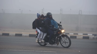 Students are going to school amid cold and dense foggy weather at South West Delhi near Samalka red light, in New Delhi, India, on Wednesday, 27 December 2023. (Photo by Parveen Kumar/Hindustan Times) Students are going to school amid cold and dense foggy weather at South West Delhi near Samalka red light, in New Delhi, India, on Wednesday, 27 December 2023. (Photo by Parveen Kumar/Hindustan Times)