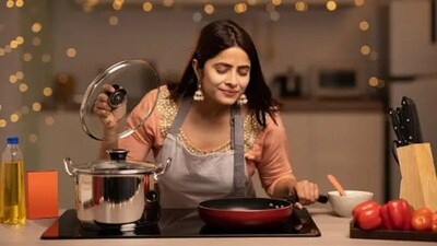 Cooking with family members and then having a hearty meal together with loved ones helps us to feel more connected. (Unsplash) Cooking with family members and then having a hearty meal together with loved ones helps us to feel more connected. (Unsplash)