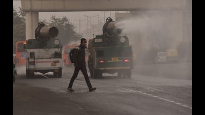 An anti-smog gun sprays water in an attempt to reduce dust pollution in Anand Vihar in Delhi on Saturday. (Sakib Ali/HT Photo) An anti-smog gun sprays water in an attempt to reduce dust pollution in Anand Vihar in Delhi on Saturday. (Sakib Ali/HT Photo)