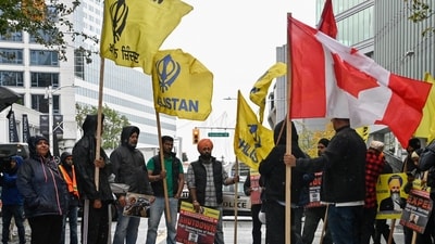 Supporters hold pro-independence Khalistan flags during a protest outside India's consulate, a week after Canada's Prime Minister Justin Trudeau raised the prospect of New Delhi's involvement in the murder of Sikh separatist leader Hardeep Singh Nijjar, in Vancouver, British Columbia, Canada September 25, 2023.  REUTERS/Jennifer Gauthier (REUTERS)