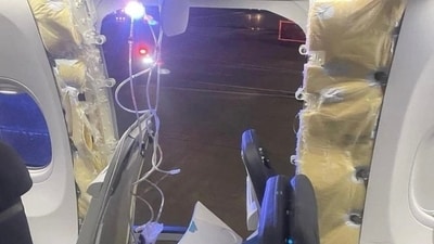 Shattered window on Alaska Airlines' Boeing 737 MAX prompts safe landing. Photographer (X) Shattered window on Alaska Airlines' Boeing 737 MAX prompts safe landing. Photographer (X)