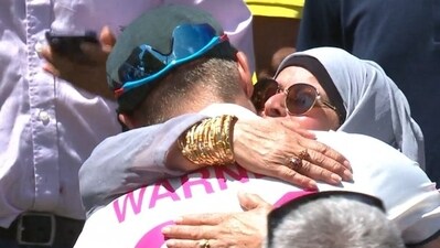 David Warner hugs Usman Khawaja's mother after 3rd Test against Pakistan David Warner hugs Usman Khawaja's mother after 3rd Test against Pakistan