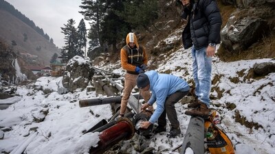 People who live in houseboats at the Dal Lake had a tough time breaking the layer of ice over the water body to reach its banks. Water in pipes also freezed in several parts of the Kashmir valley. (AP) People who live in houseboats at the Dal Lake had a tough time breaking the layer of ice over the water body to reach its banks. Water in pipes also freezed in several parts of the Kashmir valley. (AP)