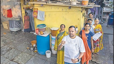 Mumbai, India - Jan. 5, 2024: Residents who've been served noticed to vacate their homes without the safeguard of alternate accommodation at Jogeshwari in Mumbai, India, on Friday, January 5, 2024. (Photo by Satish Bate/ Hindustan Times) (Hindustan Times)