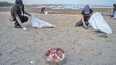 Mumbai, India - Jan. 6, 2024: Carter cleanup group start cleaning the Carter road beach after the new year celebration in Mumbai, India, on Saturday, January 6, 2024. (Photo by Satish Bate/ Hindustan Times) (Hindustan Times) Mumbai, India - Jan. 6, 2024: Carter cleanup group start cleaning the Carter road beach after the new year celebration in Mumbai, India, on Saturday, January 6, 2024. (Photo by Satish Bate/ Hindustan Times) (Hindustan Times)