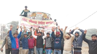 Truckers protesting on Agra-Lucknow Expressway in Mainpuri. (HT) Truckers protesting on Agra-Lucknow Expressway in Mainpuri. (HT)