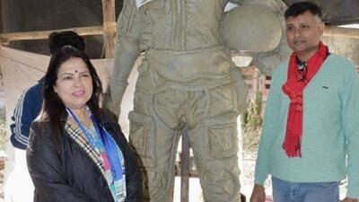 Union minister of state for culture Meenakshi Lekhi with an artist at Lalit Kala Akademi in Agartala (Twitter/@M_Lekhi)