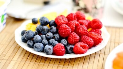 Anti-inflammatory benefits: Berries also contain several vitamins and minerals. they have strong anti-inflammatory properties. the antioxidants in berries may help lower inflammatory markers (Unsplash) Anti-inflammatory benefits: Berries also contain several vitamins and minerals. they have strong anti-inflammatory properties. the antioxidants in berries may help lower inflammatory markers (Unsplash)