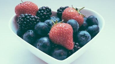 Diabetes-friendly: Berries play a crucial role in managing blood sugar and insulin levels. They enhance insulin sensitivity, mitigating blood sugar spikes and reducing the insulin response to high-carb meals. (Unsplash) Diabetes-friendly: Berries play a crucial role in managing blood sugar and insulin levels. They enhance insulin sensitivity, mitigating blood sugar spikes and reducing the insulin response to high-carb meals. (Unsplash)